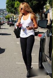 明星紧身,紧身服饰下的魅力演绎